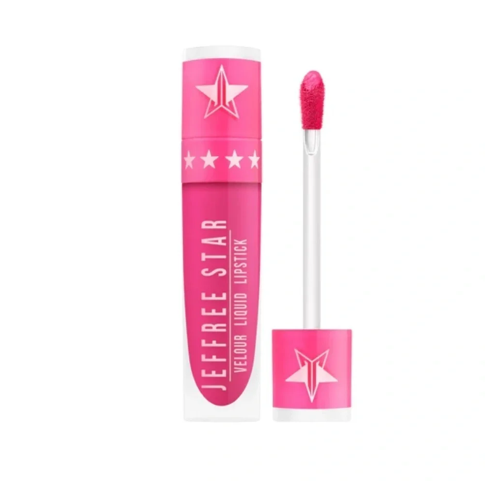 Jeffree Star stays center
